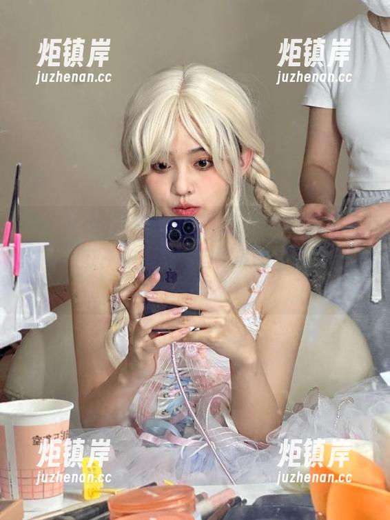 17吃瓜网 登录“17吃瓜网”,偶尔也许能收获一些震撼,但更多的是巨型瓜等着你去咀嚼!