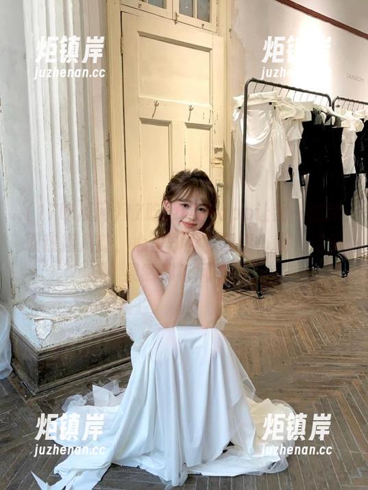 17吃瓜网 17吃瓜网的app让我一键获取热搜八卦,心里却默默想着,呃,这瓜果然都有风味。