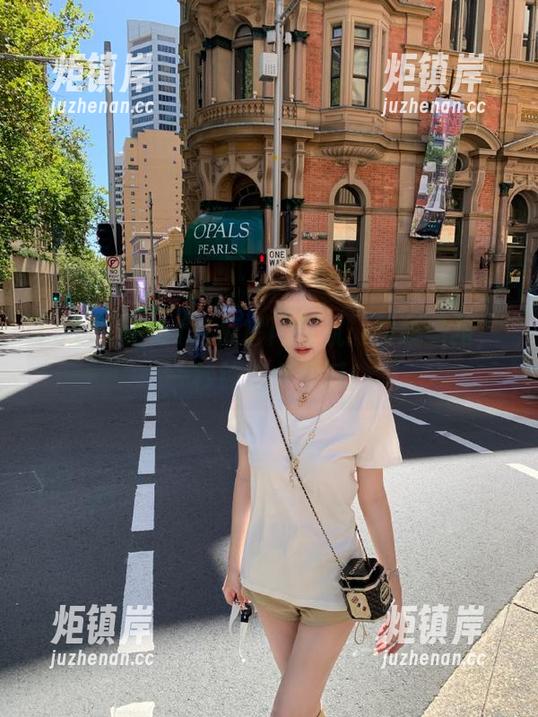 51吃瓜官网导航：跨越马路，一秒钟吃十个瓜！